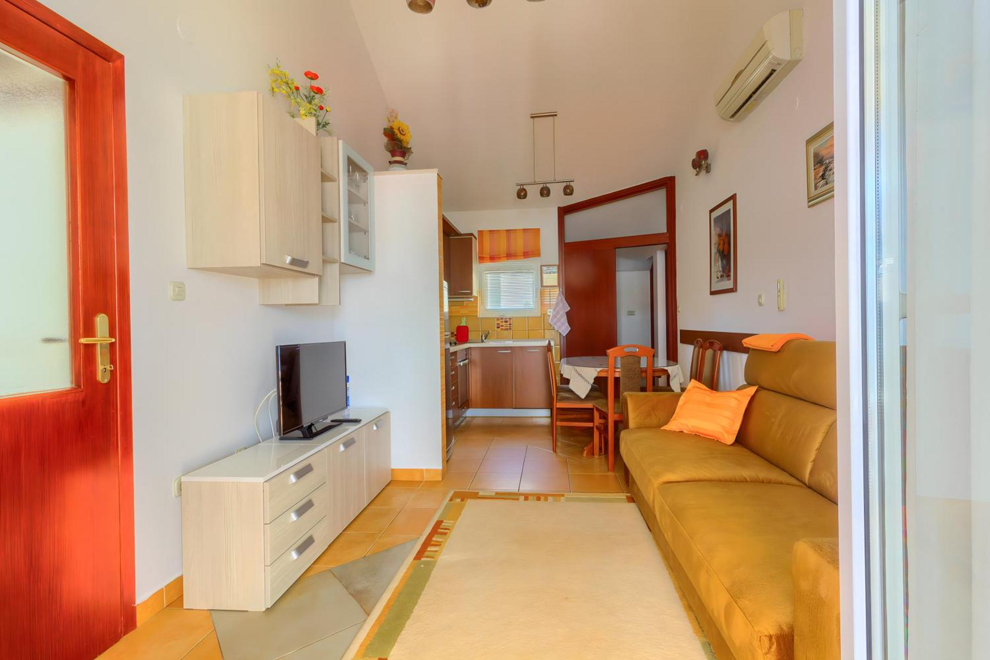 Jela Apartment *